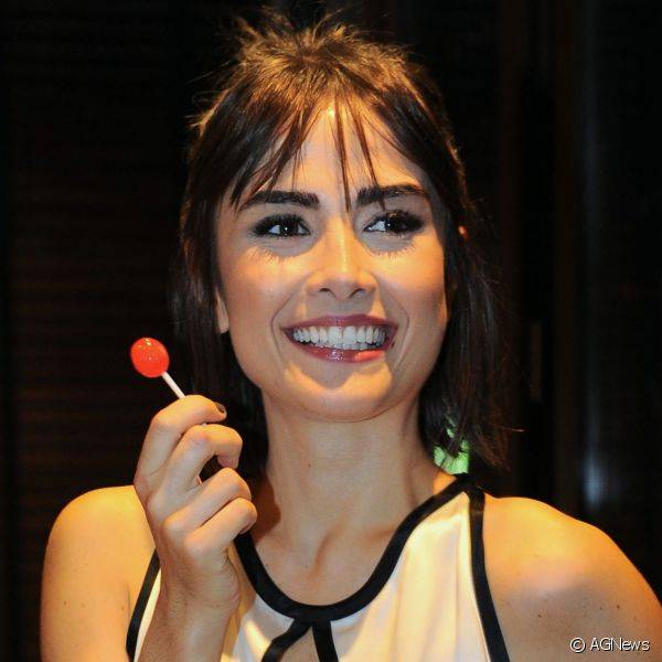 As sobrancelhas grossas também são marca registrada da atriz, que revelou usar um lápis marrom para reforçar a cor e destacar a região, como em desfile em São Paulo em setembro de 2013